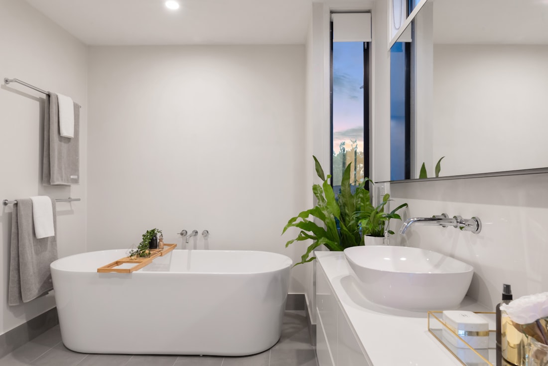 Modernes Bad mit freistehender Wanne