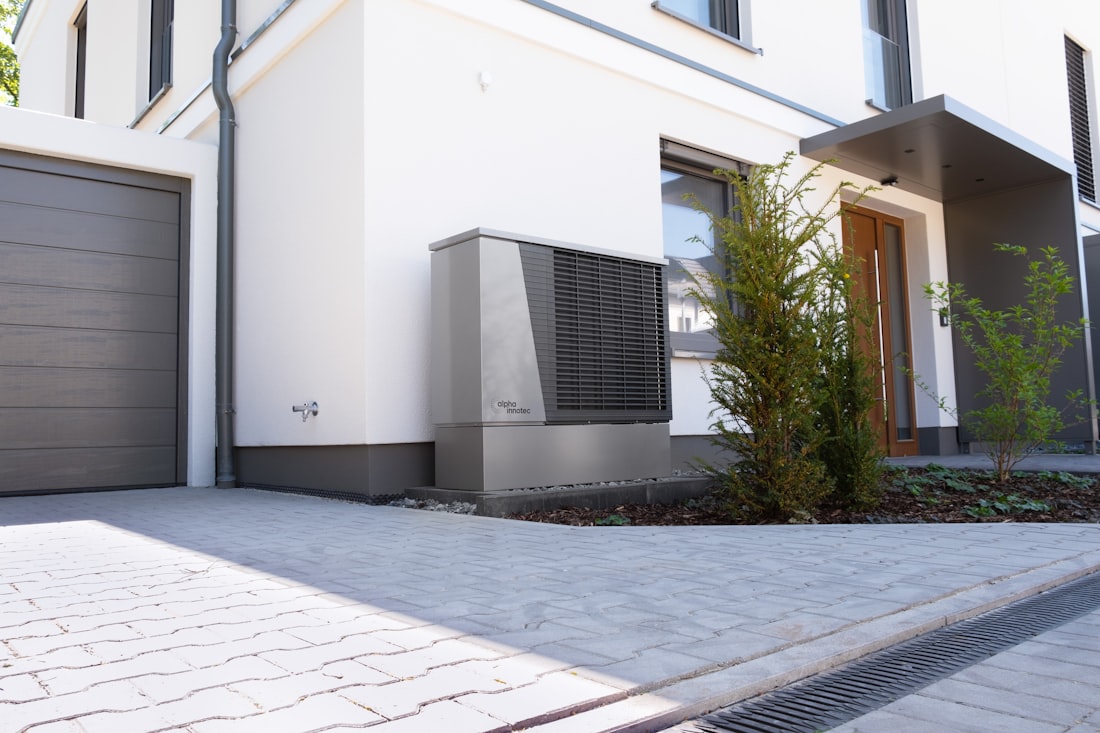 Wärmepumpe an einem modernen Wohnhaus