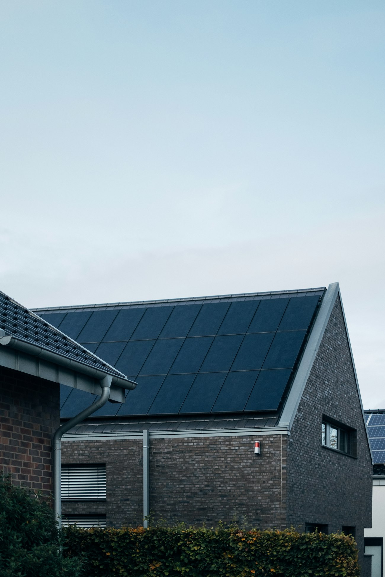Modernes Wohnhaus mit Photovoltaik-Anlage auf dem Dach
